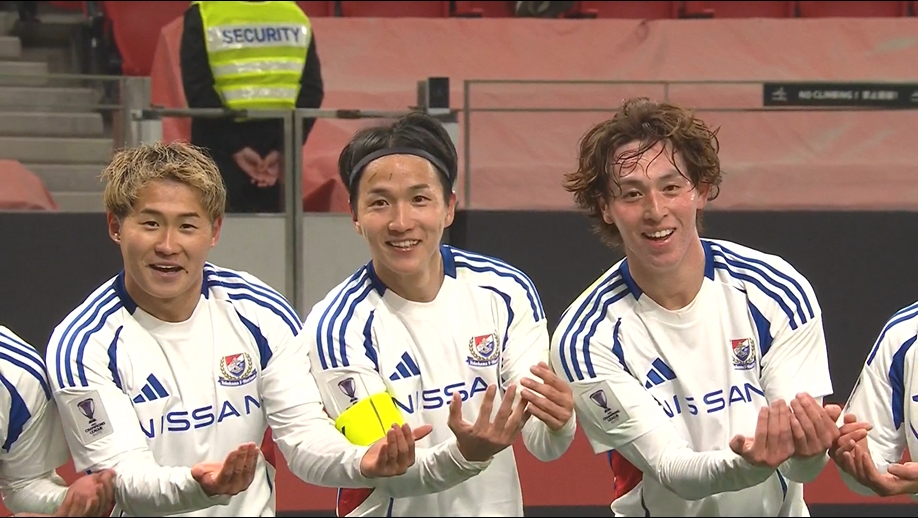5分鐘連丟2球！天野純搶點破門+和隊友跳搖籃舞慶祝，海港2球落后