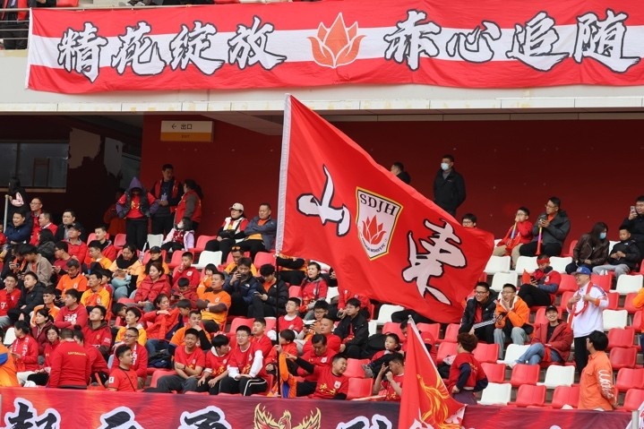 主場(chǎng)上萬(wàn)名球迷的吶喊助威，給山東體彩女足征戰(zhàn)女超增添了能量與動(dòng)力