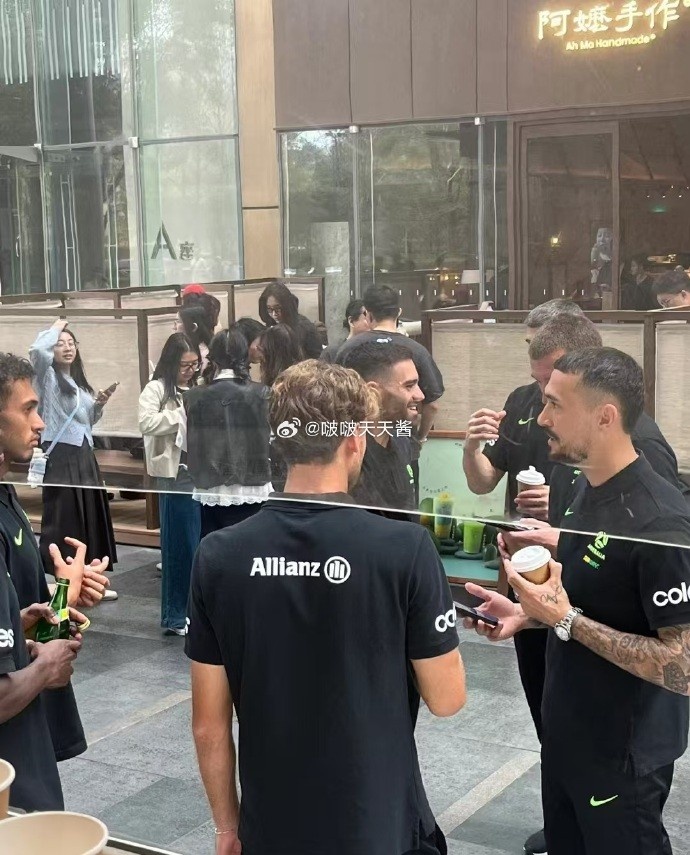 松弛感拉滿！澳大利亞隊員在杭州街頭喝奶茶